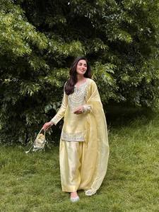 Conjunto de Salwar Kameez Corto por Encima de la Rodilla, Color Amarillo Pastel, Bordado, de Lujo, con Dupatta, en Tela Chifón y Georgette - Product Image 4