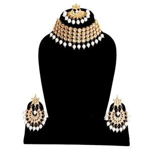 Ensemble de bijoux fins en Kundan blanc avec boucles d'oreilles et Maang Tikka, plaqué or, perles et diamants, en or rose, pour mariage ou fête - Product Image 1