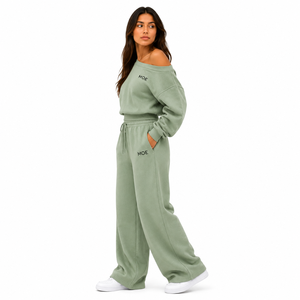 Ensemble de survêtement premium pour femme vert sauge, sweat-shirt à épaules dénudées et pantalon large, ensemble décontracté pour la détente, fabricant de vêtements avec logo personnalisé - Product Image 3