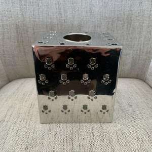 Porte-mouchoirs en métal galvanisé de finition antique pour décor de ferme rustique et construit pour être un accessoire élégant dans n'importe quelle pièce - Product Image 4