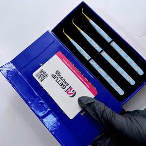 แหนบติดขนตา GETUP BROSONS IMPEX แบบเคลือบลายดอกไม้ ทำจากสแตนเลสสตีล ปลายเรียบสีทอง บรรจุกล่องอย่างดี พร้อมโลโก้สั่งทำได้ - Product Image 1
