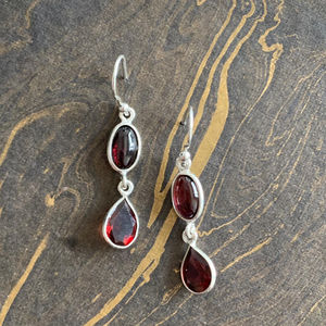 Boucles d'oreilles pendantes en grenat tendance, 3,1 grammes - Product Image 1