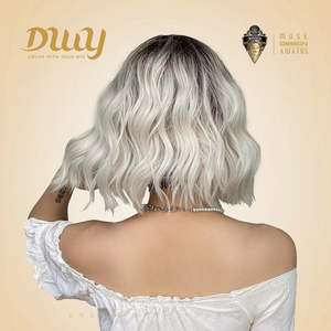 Perruque synthétique sans colle pour femme June-DWY, fabriquée à la machine, coupe courte ondulée, frange droite, racine foncée, blond platine transparent - Product Image 2
