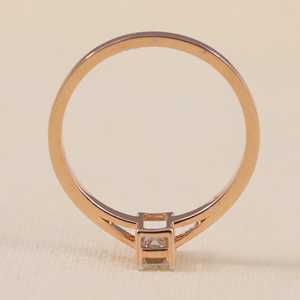 Bague de fiançailles solitaire en diamant de laboratoire taille émeraude en argent sterling avec clarté VS1 - Design élégant et raffiné - Product Image 2