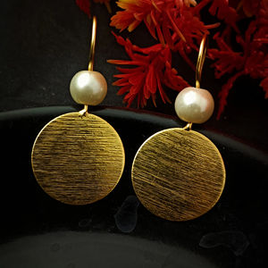Pendientes de Disco Dorados con Detalle de Perla, Joyería Elegante para Mujer - Product Image 3