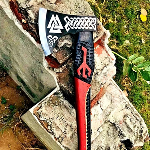 Hacha Vikinga Hecha a Mano con Mango de Madera de Fresno Grabado y Funda de Cuero con Grabado en la Cabeza - Product Image 3