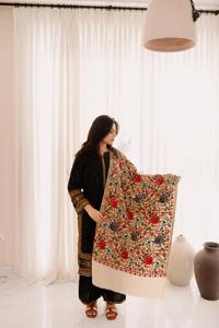 Écharpe en velours kashmiri traditionnelle vibrante, pièce de mode d'hiver, broderie paisley, solide, respirante, fines franges, polyester - Product Image 4