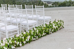 Silla Chiavari moderna en blanco sólido, diseño personalizado ecológico, duradero para hoteles, bodas, restaurantes, villas, suministro al por mayor - Product Image 2