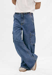 กางเกงยีนส์ทรงขาบานมีกระเป๋าคาร์โก้ สีน้ำเงินเดนิม - Product Image 2