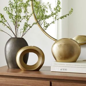 Jarrón de mesa de metal moderno con formas geométricas, ideal para un estilo interior minimalista y contemporáneo - Product Image 6