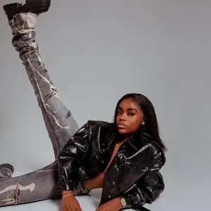 Jeans Ajustados de Cintura Alta con Decoración Desgarrada y Apilada, Mezclilla Moderna con Detalles de Agujeros - Product Image 5