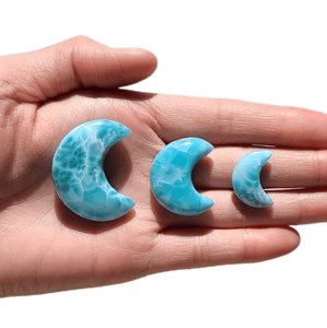 Larimar Natural Crescent Moon Smooth Briolette Gemstone para la fabricación de joyas Anillos de piedras preciosas colgantes de Larimar de alta calidad para hombres - Product Image 1