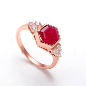 Anillo de bodas de plata de ley 925 OEM fino único al por mayor piedra preciosa semipreciosa rubí corte Hexagonal para fiestas - Product Image 2