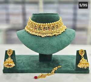 Ensemble de bijoux de mariée de qualité supérieure fabriqué avec collier ras du cou boucles d'oreilles et Maang Tikka pour les mariées parfait pour les événements festifs de mariage - Product Image 3