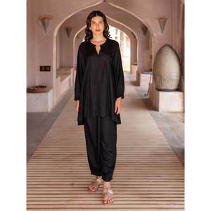 Haut midi asymétrique brodé noir en viscose - Product Image 2