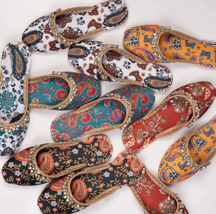 활기찬 색상 인쇄 손 작업 등이없는 KHussa 맞춤형 Khussa 신발 여성의 새로운 스타일 여름 여성 발 착용 Khussa