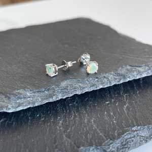 Boucles d'oreilles délicates en opale blanche avec design rond à griffes en argent sterling 925, cadeau de pierre de naissance d'octobre pour elle - Product Image 4