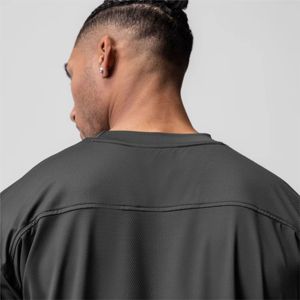 Camiseta de entrenamiento gris de gran tamaño Camiseta de gimnasio de rendimiento Absorbe el sudor, antimicrobiano, camiseta de entrenamiento atlético Boxy Fit de secado rápido - Product Image 4