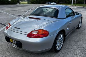 Porsche Boxster 1998 Usado, Sin Reserva, Transmisión Manual de 5 Velocidades, Techo Rígido de Fábrica, Color Plata Ártico Metalizado - Product Image 3