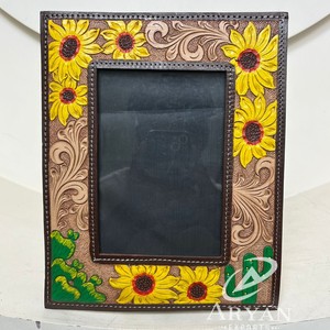 Marcos de fotos de mesa de girasol y cactus de cuero mecanizados a mano estilo occidental diseñador rústico decoración de escritorio 4x6 Pantalla de fotos - Product Image 1