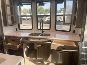 Mobil-home d'occasion 2022 F-o-r-e-s-t Riv-er Cedar Creek Cottage 40CFK2 prêt à la vente - Product Image 4