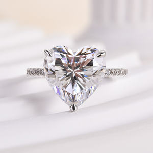 Anillo solitario de moissanita con corte corazón de 10 mm con banda pavé, plata de ley 925 chapada en oro, joyería nupcial fina - Product Image 1