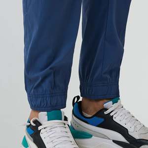 Jogging pour homme en bleu Yale, à séchage rapide, lavé, avec logo personnalisé, respirant, pantalon pour homme, poches à rabat sur les jambes avec fermetures éclair et poche arrière - Product Image 5