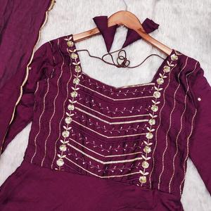 Hilos de tranquilidad de Tara pintados en tonos festivos bailando a través del legado envuelto en elegancia y el espíritu de celebración - Product Image 6