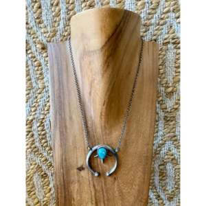Collier Greg James Kingman en or rose 14 carats avec pendentif Naja, serti de turquoise et de diamants, chaîne en or plaqué rhodium - Product Image 2