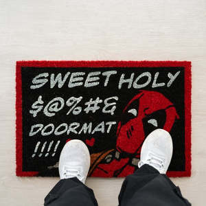 Tapis de bienvenue réversible Deadpool, motif moderne, en fibre de coco, technique bouclée, pour la maison et le bureau, en nylon et polyester - Product Image 1
