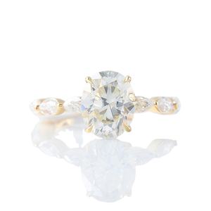 Anillo de compromiso de diamante de moissanita de corte ovalado de 2CT de nuevo diseño de Venta caliente, solitario con anillo de acento, anillo de moissanita de corte ovalado - Product Image 1