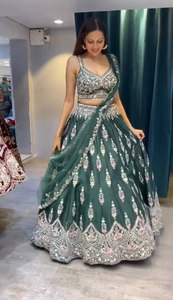 NOVIA WEAR HEAVY FUAX GEORGETTE CHINE SECUENCIA TRABAJO LEHENGAS CHOLI CON DUPATTA - Product Image 5