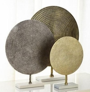 Escultura de disco redondo de metal hecha a mano con superficie texturizada montada sobre una base de mármol sólido para mesa de interior de casa moderna de lujo - Product Image 1