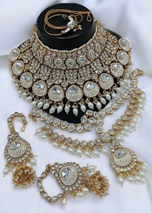 Ensemble de collier de mariée ethnique de luxe en or rose avec boucles d'oreilles Maang Tikka |   Bijoux de mariage effet diamant pour fiançailles et anniversaire - Product Image 2