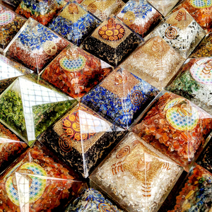 Mezcla de piedras preciosas pirámides de orgonita Pirámide de orgonita piedras preciosas naturales Reiki cristal curativo para la decoración del hogar y regalo para el calentamiento de la casa - Product Image 1