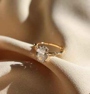 Bague de fiançailles en diamant Moissanite de luxe coupe ovale pour femme en plaqué or 18 carats avec accents latéraux élégant Solitaire Vintage - Product Image 1