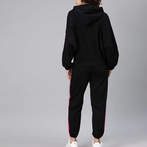 Ensemble de survêtement à capuche rayé noir et rose pour femme, coupe ample, sweat-shirt et pantalon sportifs à manches longues avec poches latérales, idéal pour l'automne - Product Image 3