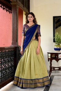 VISHNU K DESIGNS, Lehenga Choli Dupatta con Trabajo de Tejido Zari de Kanchipuram, Silueta Recta Tejida, Estilo Dulce para la Temporada de Otoño - Product Image 4