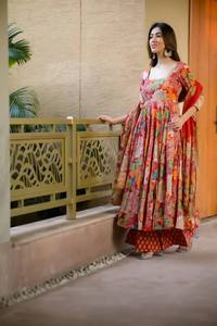 Belle robe Anarkali en soie avec travail de fantaisie Robe longue pakistanaise Salwar Kameez Dupatta pour les fonctions de mariage. - Product Image 6