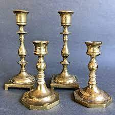 Par de candelabros de latón. Nuestros candelabros de latón son nuestros favoritos y pueden ayudarte con todas tus necesidades de estilo de mesa. - Product Image 3