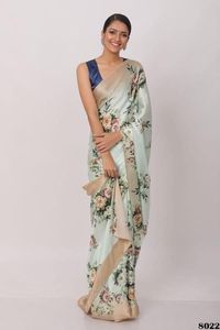 Sari de seda satinada blanca para mujer con estampado floral rosa para fiestas de verano inspiradas en la belleza de Japón - Product Image 6