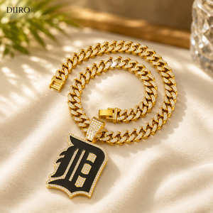 Collar con colgante de moissanita chapado en oro estilo hip hop con dije de letra negra para hombre, para uso diario. - Product Image 1