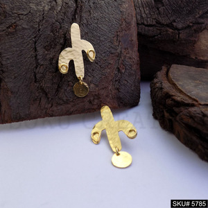 Pendiente de tuerca de Latón chapado en oro de moda diseño de declaración hecho a mano con tema religioso cristiano para celebración de aniversario - Product Image 3