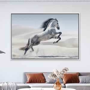 Lienzo con diseño de caballo galopando: elegante obra de arte impresa para decoración del hogar, lienzo con marco blanco - Product Image 1