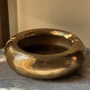 Florero de mesa decorativo interior contemporáneo moderno hecho a mano elegante donut de metal redondo con esmalte mate - Product Image 2