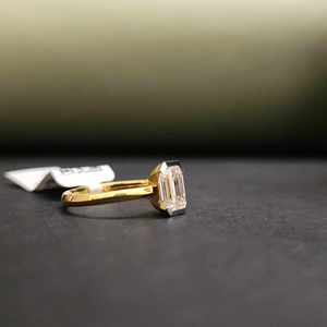 Anillo de banda amarilla con moissanita de corte esmeralda único en plata de ley 925 con engaste pavé, moderno, certificado IGI, para compromiso - Product Image 4