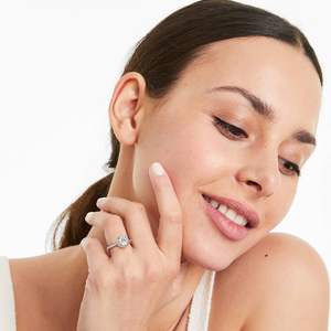 Bague de fiançailles en diamant pavé à bords tombants pour toutes les occasions, tous les endroits, toutes les fêtes - Product Image 4