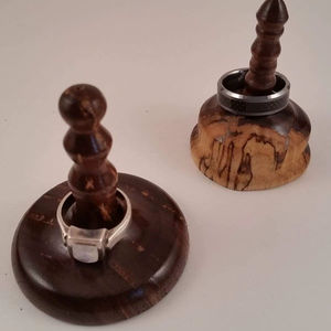 ที่ใส่แหวนไม้ที่สวยงามเป็นการผสมผสานที่ลงตัวของงานฝีมือจากไม้ธรรมชาติมันมีวงแหวนซ้อนตั้งเรียวเรียบ - Product Image 1