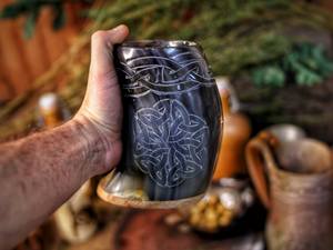 Mug en corne naturelle de haute qualité, fabriqué à la main, avec une surface polie et une poignée confortable, parfait pour boire, en provenance d'Inde - Product Image 3