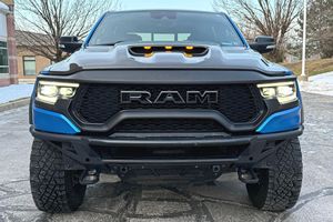 รถ SUV ปี 2022 รุ่น Rarm 1500 TRX เครื่องยนต์ Hemi V8 แบบดูดอากาศธรรมชาติ ขับเคลื่อน 4 ล้อ สีฟ้าไฮโดรบลูเพิร์ล เกียร์อัตโนมัติ หลังคาซันรูฟแบบพาโนรามา ไมล์น้อย พร้อมส่ง - Product Image 2